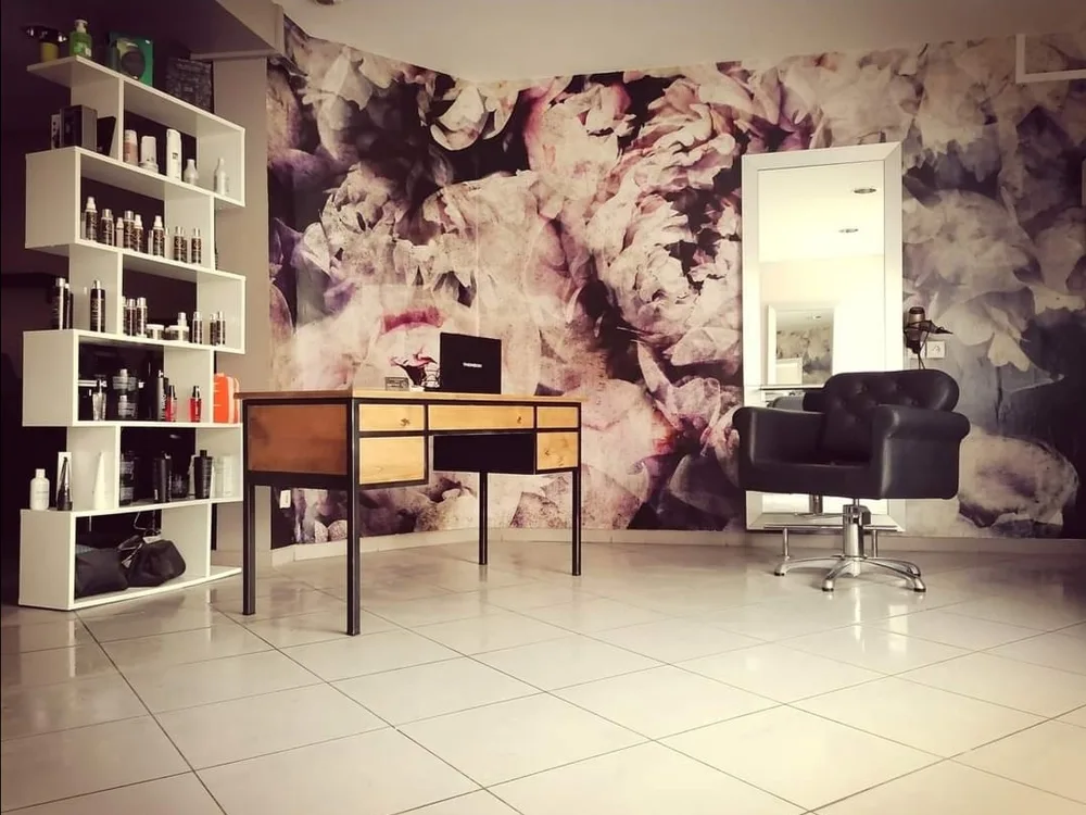 Mur floral et desk d'accueil du salon L'Instant Coiffure à Ghyvelde