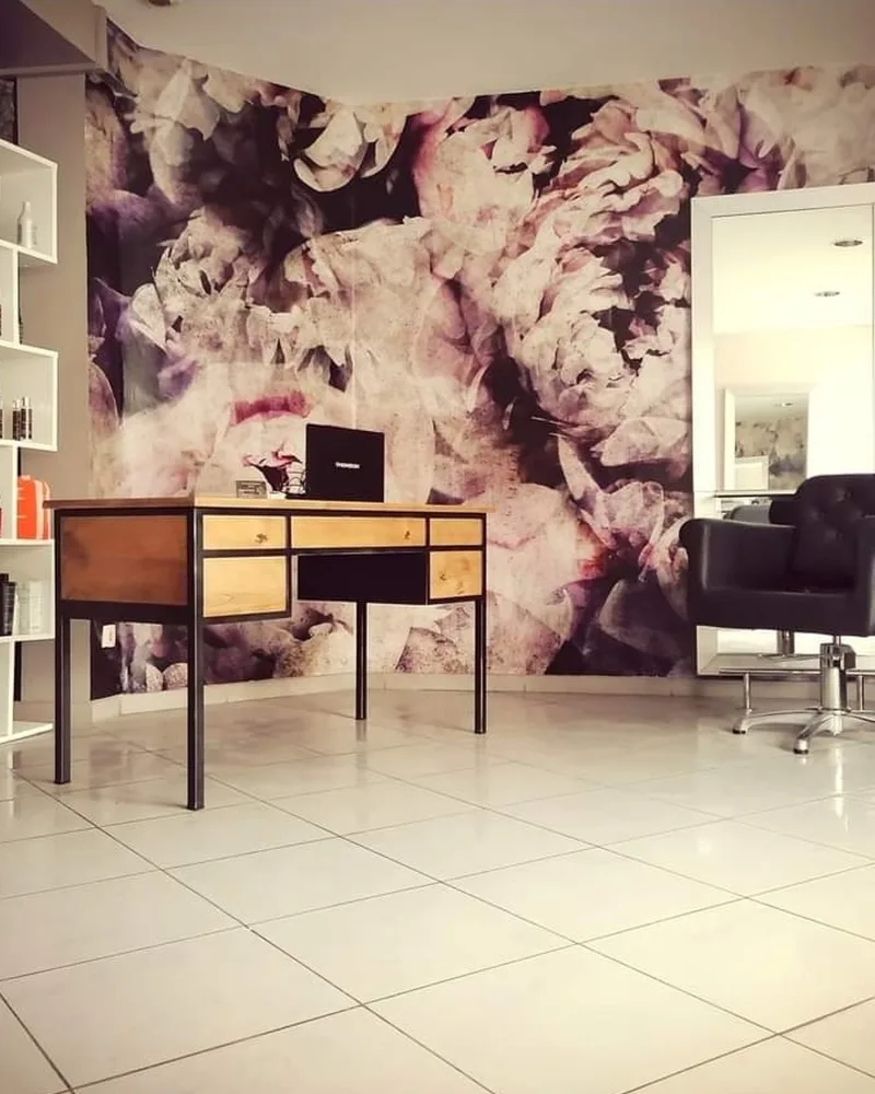 Mur floral et desk d'accueil du salon L'Instant Coiffure à Ghyvelde
