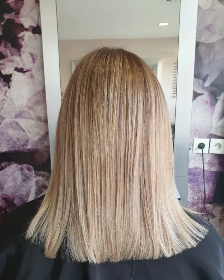Blond lumineux sur cheveux lissés, coiffeur à Ghyvelde