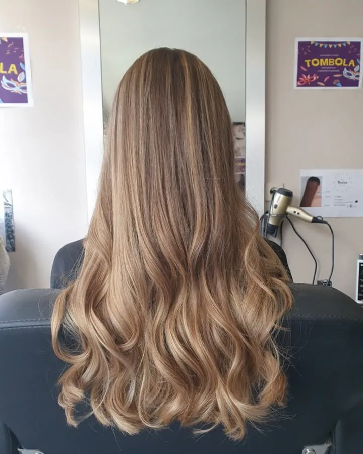 Blond ondulé sur cheveux longs, coiffeur à Ghyvelde