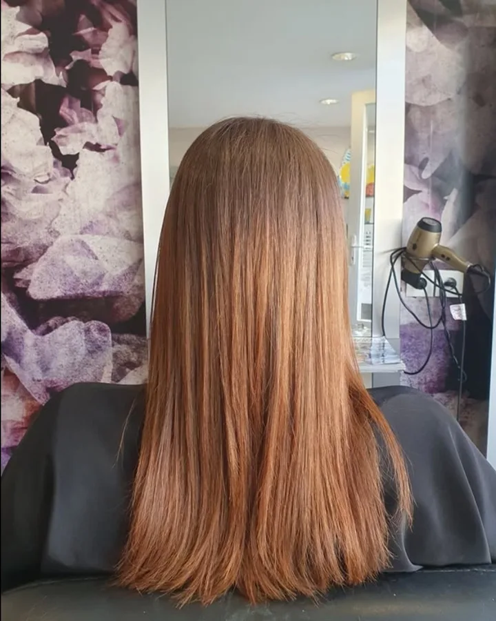 Cheveux longs cuivrés lissés, coiffeur à Ghyvelde